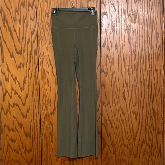 Under Armour Pants - Under Armour Women’s Small Olive Green Flare Leggings Stretch EUC